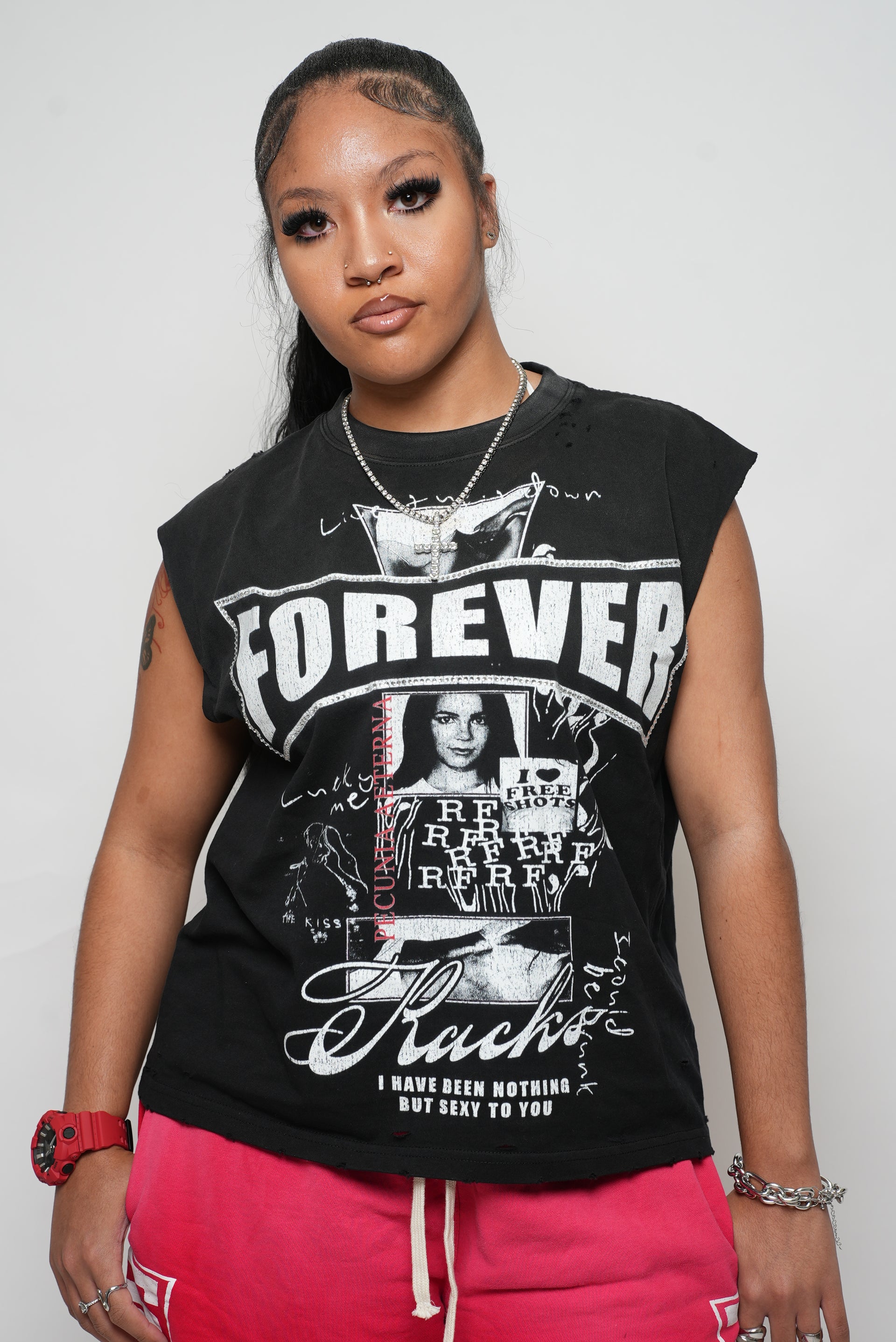 SLEEVELESS LUCKY ME TEE
