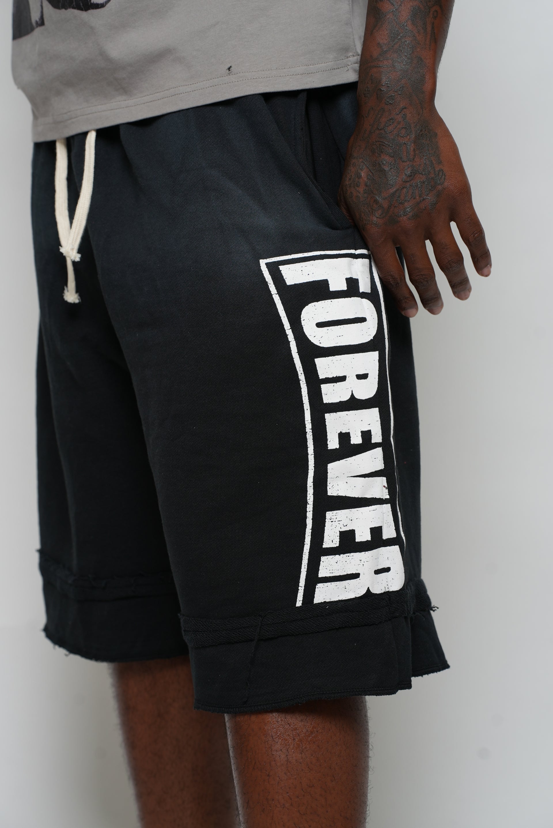 BLACK SWEATSHORTS